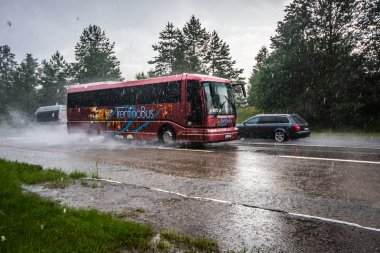 Yağmurlu havalarda otobüs yola çıkıyor