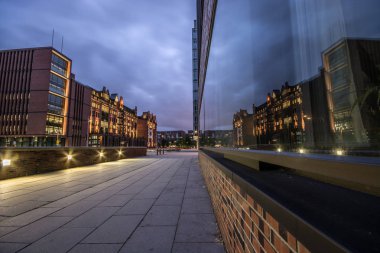 Hamburg, Almanya-Temmuz 09, 2018: Hamburg depo bölgesi (Speicherstadt) geceleri. Panorama. 