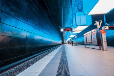 Hamburg, Almanya - 11 Temmuz 2018: Metro İstasyonu'na Speicherstadt alanda Hamburg Üniversitesi'nde Mavi ışıklı. Tren bulanıklık olduğunu.