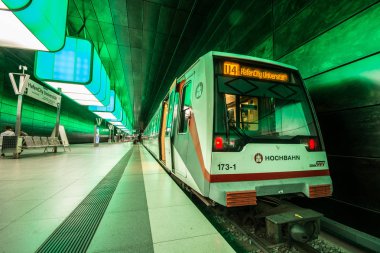 Hamburg, Almanya - 11 Temmuz 2018: Metro İstasyonu'na Speicherstadt alanda Hamburg Üniversitesi'nde yeşil ışık yanarsa. Tren bulanıklık olduğunu. 