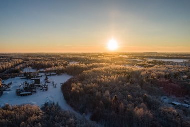 Hava güzel bir gün batımı görünümünde kış orman.