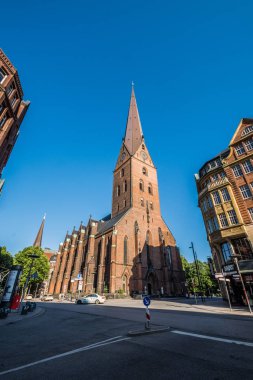 Hamburg, Almanya-30 Haziran 2018: St. Peter Kilisesi, Hamburg 'da. Güneşli yaz günü.