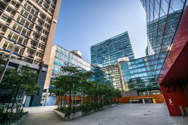 Hamburg, Almanya-Temmuz 01, 2018: pencerelerin pürüzsüz yansımaları ile Tall modern binalar. Hamburg, Almanya.