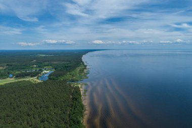 Mavi göl ve kumlu sahil havadan görünümü. Doğa Manzara.