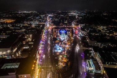 Geceleri Hamburg 'un havadan görünümü, Almanya. Noel zamanı. Wandsbek istasyonu. Şehir trafiği. Noel süsleri. Hava görüntüleri. Gece.