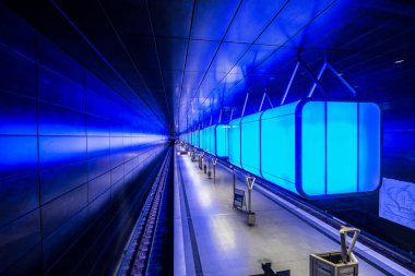 Hamburg, Almanya - 11 Temmuz 2018: Metro İstasyonu'na Speicherstadt alanda Hamburg Üniversitesi'nde Mavi ışıklı.