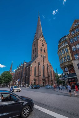 Hamburg, Almanya-30 Haziran 2018: St. Peter Kilisesi, Hamburg 'da. Güneşli yaz günü.