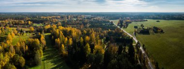 Gün batımında şehrin havadan görüntüsü. Güzel sonbahar şehri manzarası.