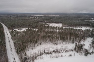 Kış ormanları, tarlalar ve kar larla kaplı nehrin havadan görünümü. Panorama.
