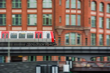 Hamburg, Almanya - 25 Aralık 2017: Köprünün üzerinden giden metro treni, bulanık arka plan.