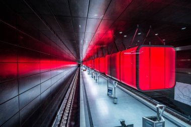 Hamburg, Almanya - 11 Temmuz 2018: Metro İstasyonu'na Speicherstadt alanda Hamburg Üniversitesi'nde kırmızı ışıklar ile.
