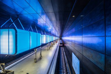Hamburg, Almanya - 11 Temmuz 2018: Metro İstasyonu'na Speicherstadt alanda Hamburg Üniversitesi'nde Mavi ışıklı.