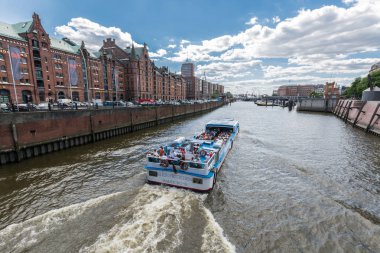Hamburg, Almanya - 30 Haziran 2018: Hamburg'un Depo bölgesi (Speicherstadt). Cruise tekneleri.