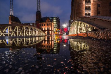 Hamburg, Almanya-Temmuz 09, 2018: Hamburg depo bölgesi (Speicherstadt) geceleri. Yağmurdan sonra güzel yansımalar gitti. Hafif yollar.