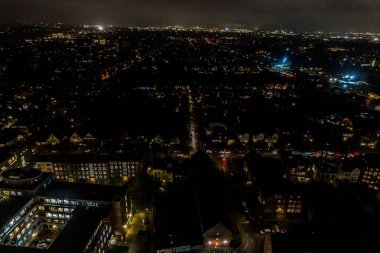 Geceleri Hamburg 'un havadan görünümü, Almanya. Noel zamanı. Wandsbek istasyonu. Şehir trafiği. Noel süsleri. Hava görüntüleri. Gece.