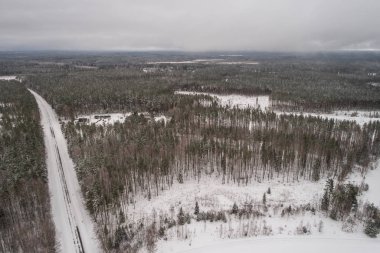 Kış ormanları, tarlalar ve kar larla kaplı nehrin havadan görünümü. Panorama.