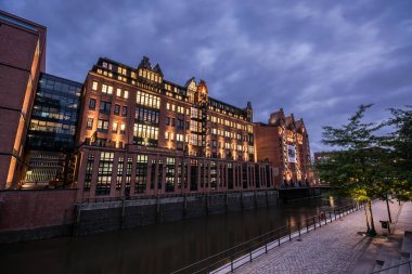 Hamburg, Almanya-Temmuz 09, 2018: Hamburg depo bölgesi (Speicherstadt) geceleri. Panorama.