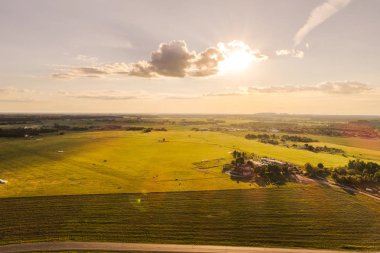 Yeşil alanlar ve köy üzerinde güneşli hava
