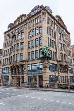 Hamburg, Almanya - 25 Aralık 2017: Kışın Hamburg şehrinde kanal kıyısındaevler. Hamburg Almanya'nın ikinci büyük şehridir. Panorama.