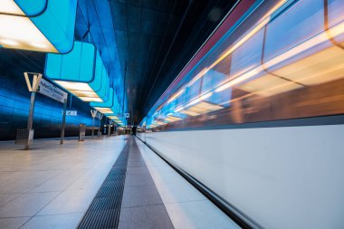 Hamburg, Almanya - 11 Temmuz 2018: Metro İstasyonu'na Speicherstadt alanda Hamburg Üniversitesi'nde ışıklı. Tren bulanıklık olduğunu.