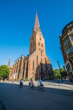 Hamburg, Almanya-30 Haziran 2018: St. Peter Kilisesi, Hamburg 'da. Güneşli yaz günü.