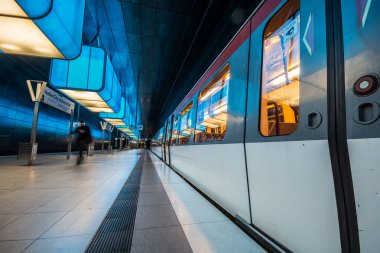 Hamburg, Almanya - 11 Temmuz 2018: Metro İstasyonu'na Speicherstadt alanda Hamburg Üniversitesi'nde ışıklı. Tren bulanıklık olduğunu.