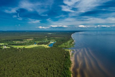 Mavi göl ve kumlu sahil havadan görünümü. Doğa Manzara.  