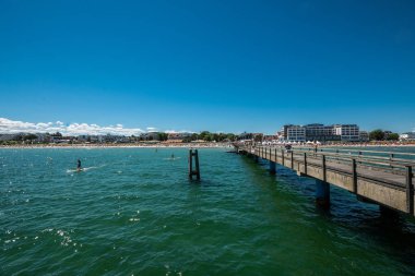 Travenmunde, Almanya - 01 Temmuz 2018: Güneşli bir günde güzel yaz deniz kıyısının panoramik görüntüsü.   
