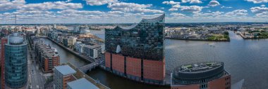 Hamburg, Almanya-30 Haziran 2018: Hamburg 'da Elbphilharmonie 'de havadan görünüm. Yaz şehir manzara. 
