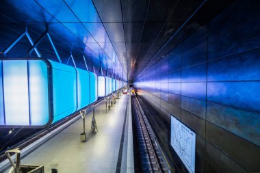 Hamburg, Almanya - 11 Temmuz 2018: Metro İstasyonu'na Speicherstadt alanda Hamburg Üniversitesi'nde Mavi ışıklı.