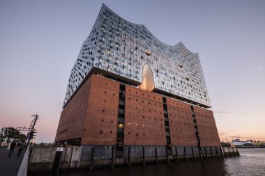 Hamburg, Almanya-Temmuz 03, 2018: Hamburg 'da Elbphilharmonie. Yaz şehri manzarası. Günbatımı.