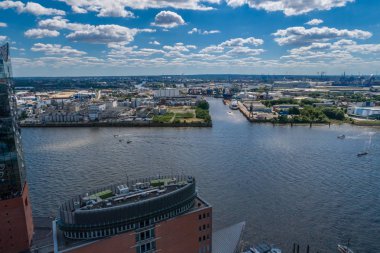Hamburg, Almanya-30 Haziran 2018: Hamburg 'da Elbphilharmonie 'de havadan görünüm. Yaz şehir manzara.