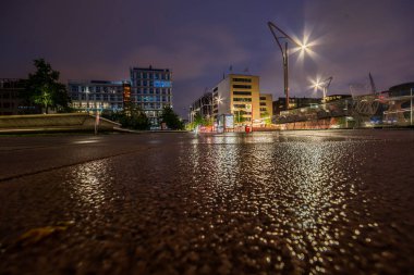 Hamburg, Almanya-Temmuz 09, 2018: Hamburg depo bölgesi (Speicherstadt) geceleri. Yağmurdan sonra güzel yansımalar gitti. Hafif yollar.
