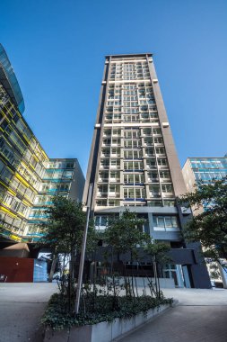 Hamburg, Almanya-Temmuz 01, 2018: pencerelerin pürüzsüz yansımaları ile Tall modern binalar. Hamburg, Almanya.