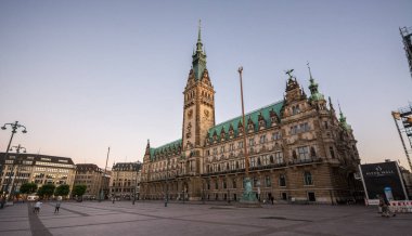 Hamburg, Almanya - 07 Temmuz 2018: Hamburg City Hall, Almanya'nın Hamburg şehrinin Özgür ve Hansa Şehrinin yerel yönetim merkezidir. Günbatımı.  