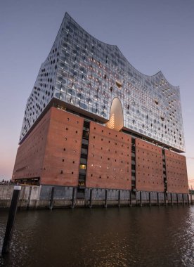 Hamburg, Almanya-Temmuz 03, 2018: Hamburg 'da Elbphilharmonie. Yaz şehri manzarası. Günbatımı.