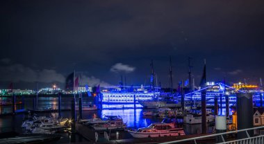 Hamburg, Almanya-Temmuz 09, 2018: Hamburg depo bölgesi (Speicherstadt) geceleri. Yağmurdan sonra güzel yansımalar gitti. Hafif yollar. 