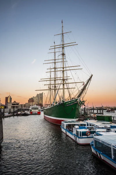 Hamburg, Almanya - 03 Temmuz 2018: Almanya'nın Hamburg Limanı, Harbor'da büyük yelkenli tekneyle. 