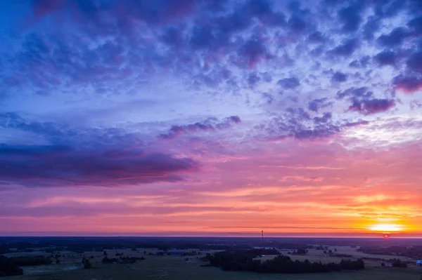 夏の季節の素晴らしい夕日の航空写真 自然の風景 フィールドとツリー — ストック写真