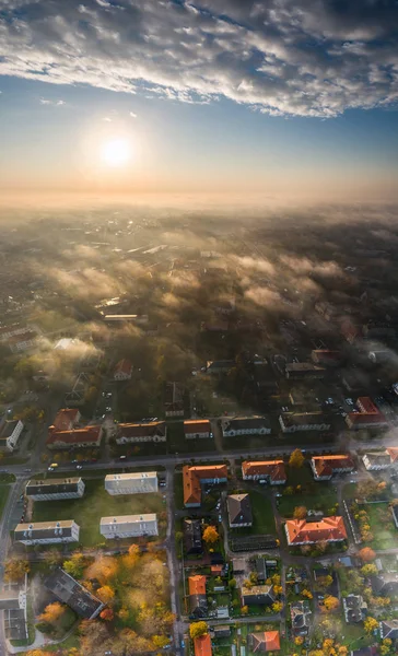 Letecký Pohled Krásný Východ Slunce Nad Městem Město Mlze Zamlžené — Stock fotografie