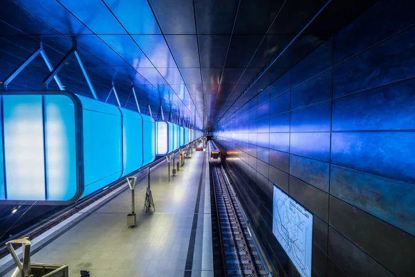 Hamburg, Almanya - 11 Temmuz 2018: Metro İstasyonu'na Speicherstadt alanda Hamburg Üniversitesi'nde Mavi ışıklı.