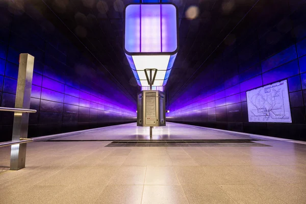 Hamburg Tyskland Juli 2018 Subway Station Med Lila Lyser Vid — Stockfoto