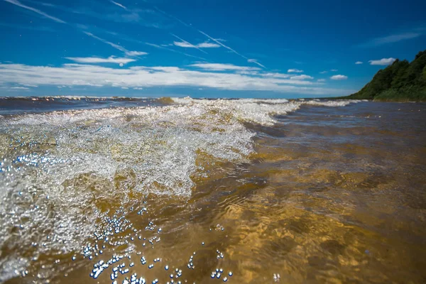 Морське Узбережжя Хвилями Вдень — стокове фото