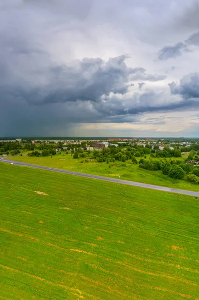 Vista Aérea Ciudad Bajo Una Tormenta Oscura Cielo Nublado Justo — Foto de Stock