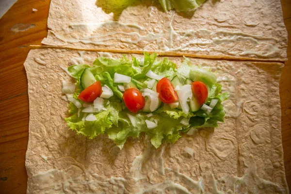 Maken Van Vlees Kaas Tortilla Wrap Verse Groenten — Stockfoto