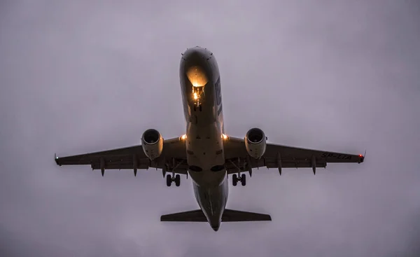 Plan Som Flyger Stormiga Himlen — Stockfoto