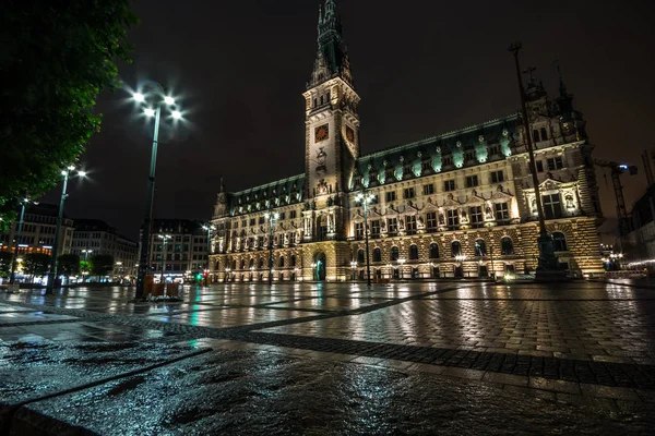 德国汉堡 2018年7月10日 汉堡市政厅是德国汉堡自由汉萨城地方政府所在地 在地面上惊人的反射 潮湿恶劣的天气 — 图库照片