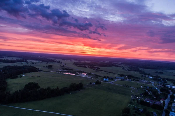 夏の季節の素晴らしい夕日の航空写真 自然の風景 フィールドとツリー — ストック写真