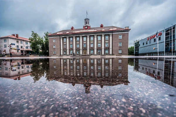 Johvi Estland Juni 2018 Regeringsbyggnad Otäck Dag Trevlig Reflektion Vatten — Stockfoto