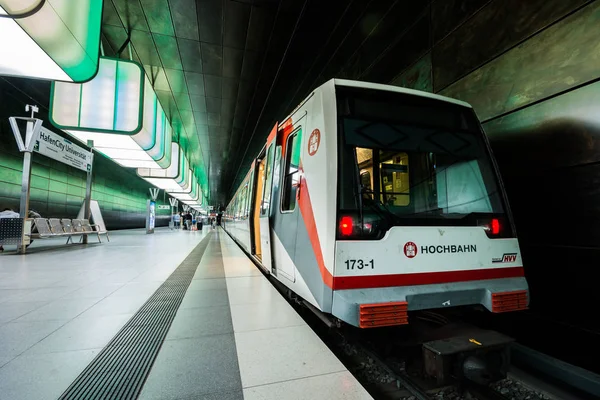 Hamburg Alemania Julio 2018 Estación Metro Con Luz Verde Universidad — Foto de Stock